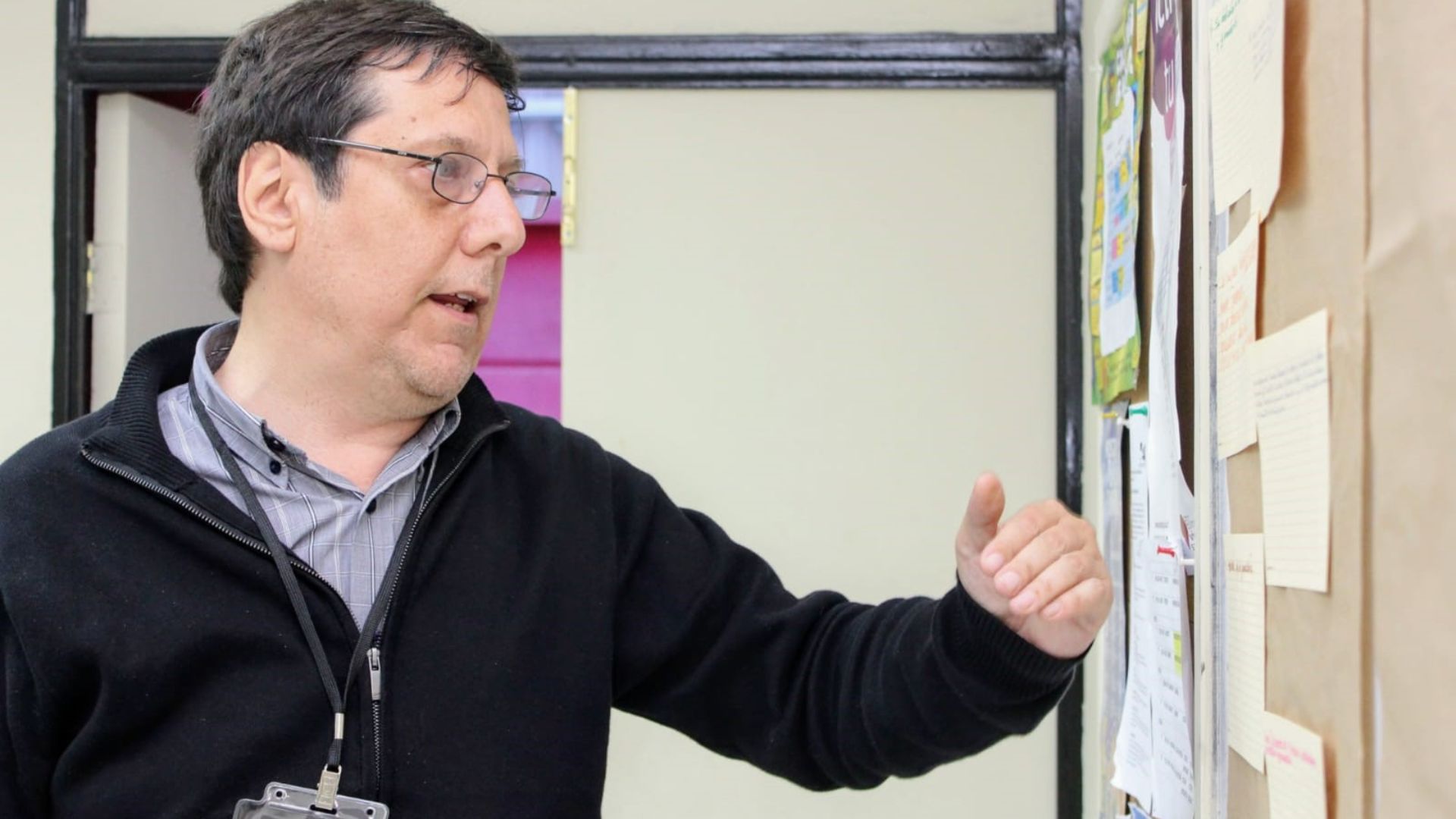 Profesional presentando estrategias